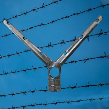 Heavy duty galvanized 6 strand barbed wire fence