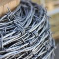 High tensile single or 2 strand galvanized iron wire spiral woven barbed wire fence
